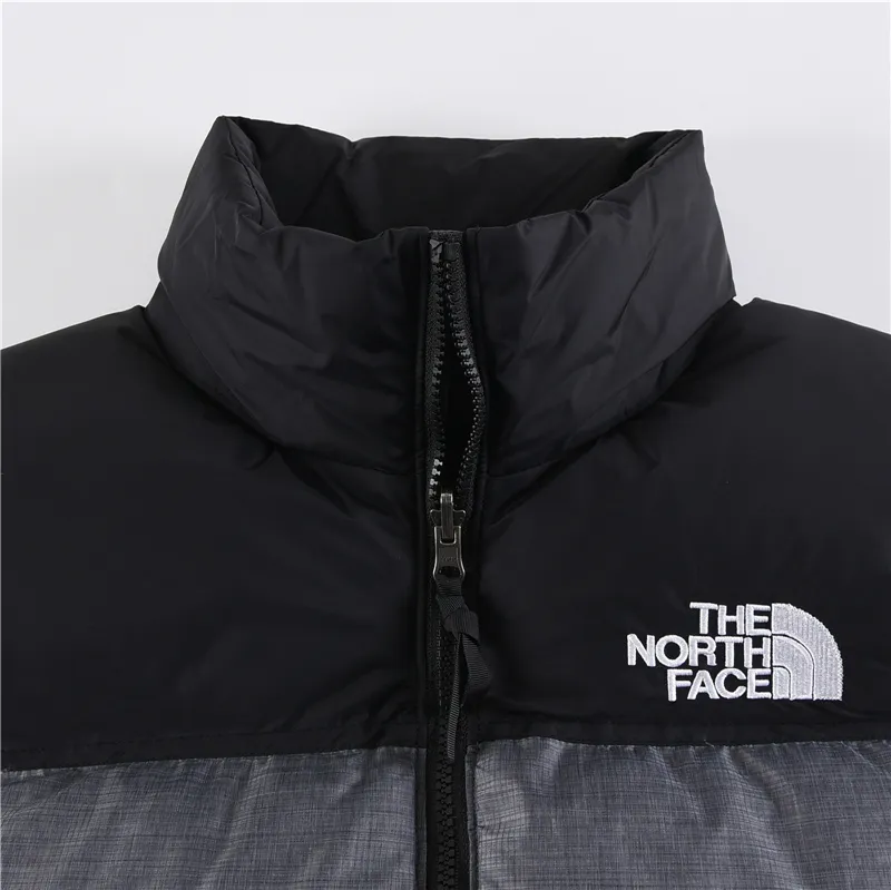 Style No.: Y 85 💰P245 [North Face Vest] The North Face｜North Face Nuptse 1996 Classic Down Vest/North Face Vest [Metallic Gray] ❶The embroidery uses imported Tajima embroidery ten thousand needle embroidery, using imported No. 7 needles and Japanese Queen embroidery thread to ensure that each word is full of work and has a clear three-dimensional sense. ❷Filled with national standard 90 goose down, it has better thermal insulation performance, is not lightweight, and has good fluff recovery after compression! ❸Original custom-made 40D plaid four-level waterproof fabric. The inner liner is made of 40T high-density gallbladder to prevent lint and ensure the feel and bulk. The inner lining is made of nylon double-layer sealing design, which will not cause any lint. The adjustable hem with built-in drawstring buckle can prevent wind and cold! ❹The zipper is customized by YKK Yoshida, with clear engraving and perfect smooth texture. ❺Accessories and buttons are made of the same copper core spring as the original [non-commercial iron core spring] Sizes: XS S M L XL XXL Color: White Violent Orange Navy Blue Black Red Yellow Pink Metallic Gray Burgundy Green Montreal Blue Matcha Green Sky Blue Wheat